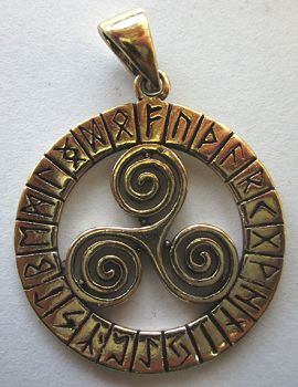 Triskele mit Runen